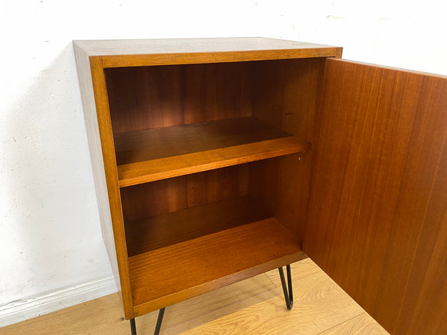 Sehr hübsche und gut erhaltene kleine Mid-Century Kommode in Nussbaum auf neuen Hairpin Metallfüßen I Schrank Schränkchen Nachttisch Nachtkommode Nachtschrank Vintage 60er I