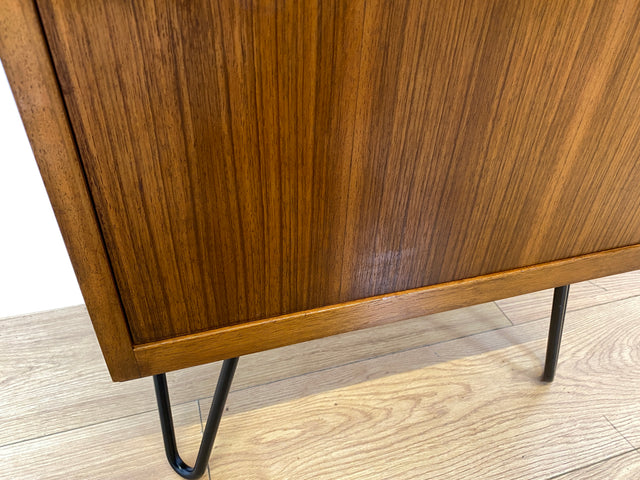 Sehr hübsche und gut erhaltene kleine Mid-Century Kommode in Nussbaum auf neuen Hairpin Metallfüßen I Schrank Schränkchen Nachttisch Nachtkommode Nachtschrank Vintage 60er I