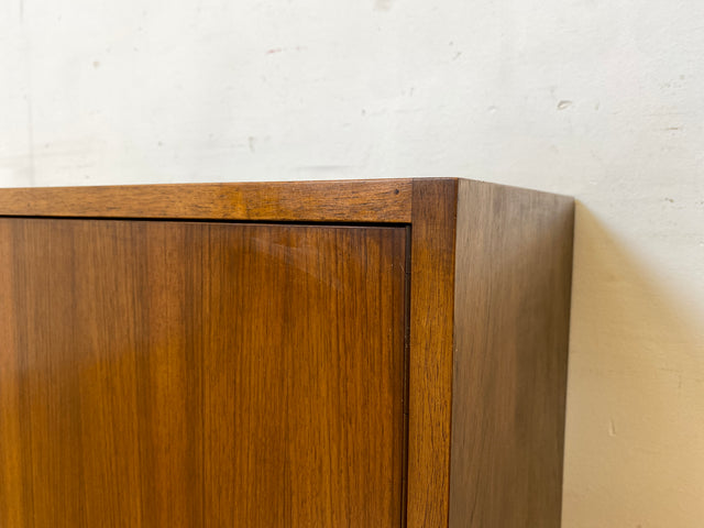 Sehr hübsche und gut erhaltene kleine Mid-Century Kommode in Nussbaum auf neuen Hairpin Metallfüßen I Schrank Schränkchen Nachttisch Nachtkommode Nachtschrank Vintage 60er I