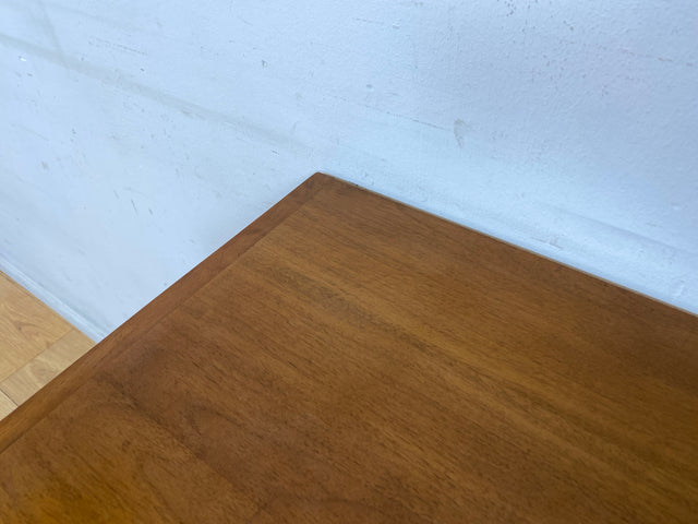 Sehr hübsche und gut erhaltene kleine Mid-Century Kommode in Nussbaum auf neuen Hairpin Metallfüßen I Schrank Schränkchen Nachttisch Nachtkommode Nachtschrank Vintage 60er I