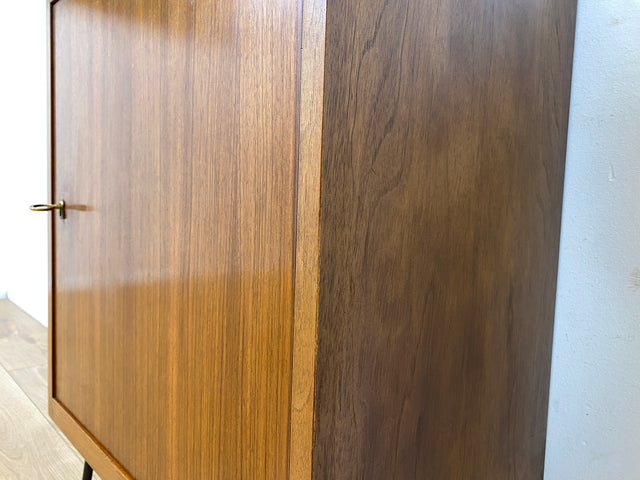 Sehr hübsche und gut erhaltene kleine Mid-Century Kommode in Nussbaum auf neuen Hairpin Metallfüßen I Schrank Schränkchen Nachttisch Nachtkommode Nachtschrank Vintage 60er I
