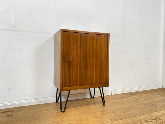Sehr hübsche und gut erhaltene kleine Mid-Century Kommode in Nussbaum auf neuen Hairpin Metallfüßen I Schrank Schränkchen Nachttisch Nachtkommode Nachtschrank Vintage 60er I