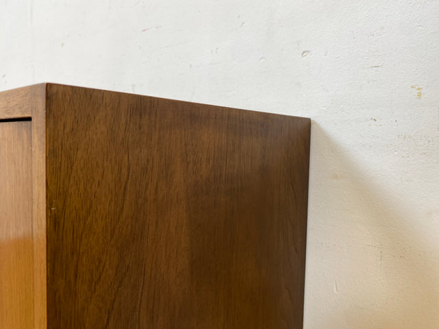 Sehr hübsche und gut erhaltene kleine Mid-Century Kommode in Nussbaum auf neuen Hairpin Metallfüßen I Schrank Schränkchen Nachttisch Nachtkommode Nachtschrank Vintage 60er I