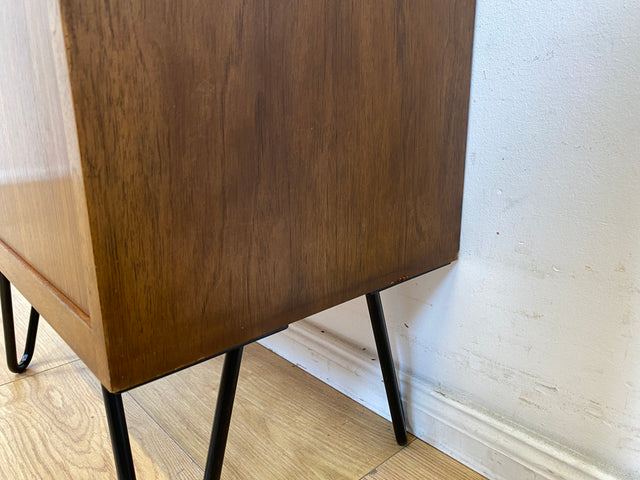 Sehr hübsche und gut erhaltene kleine Mid-Century Kommode in Nussbaum auf neuen Hairpin Metallfüßen I Schrank Schränkchen Nachttisch Nachtkommode Nachtschrank Vintage 60er I
