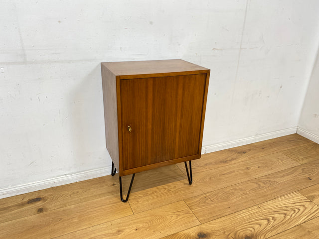 Sehr hübsche und gut erhaltene kleine Mid-Century Kommode in Nussbaum auf neuen Hairpin Metallfüßen I Schrank Schränkchen Nachttisch Nachtkommode Nachtschrank Vintage 60er I