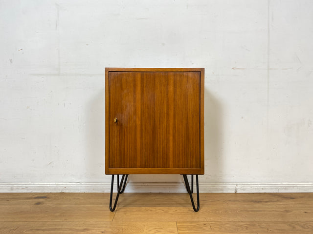 Sehr hübsche und gut erhaltene kleine Mid-Century Kommode in Nussbaum auf neuen Hairpin Metallfüßen I Schrank Schränkchen Nachttisch Nachtkommode Nachtschrank Vintage 60er I
