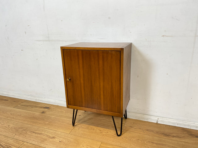 Sehr hübsche und gut erhaltene kleine Mid-Century Kommode in Nussbaum auf neuen Hairpin Metallfüßen I Schrank Schränkchen Nachttisch Nachtkommode Nachtschrank Vintage 60er I