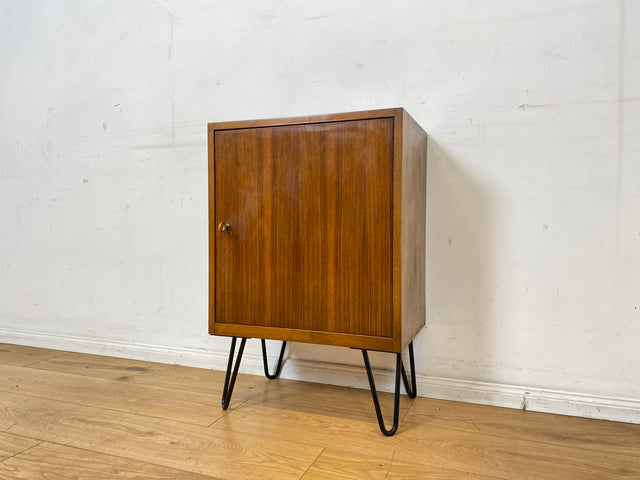 Sehr hübsche und gut erhaltene kleine Mid-Century Kommode in Nussbaum auf neuen Hairpin Metallfüßen I Schrank Schränkchen Nachttisch Nachtkommode Nachtschrank Vintage 60er I