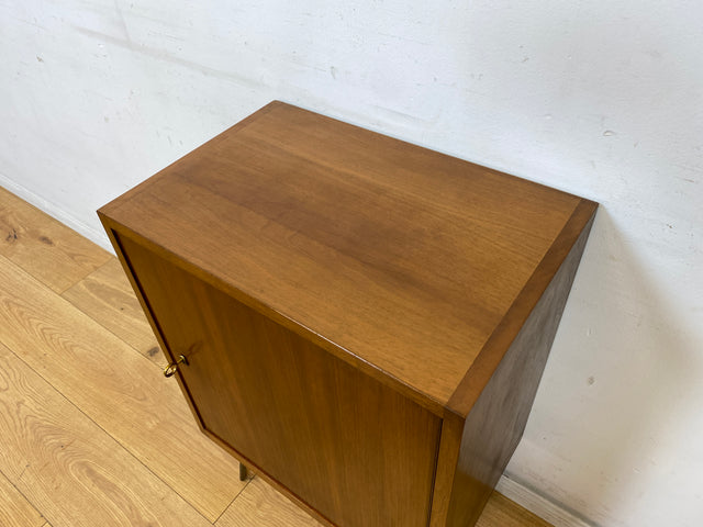 Sehr hübsche und gut erhaltene kleine Mid-Century Kommode in Nussbaum auf neuen Hairpin Metallfüßen I Schrank Schränkchen Nachttisch Nachtkommode Nachtschrank Vintage 60er I