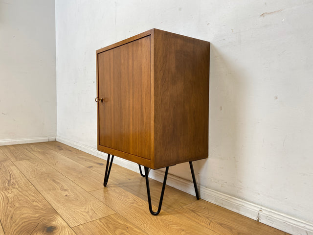 Sehr hübsche und gut erhaltene kleine Mid-Century Kommode in Nussbaum auf neuen Hairpin Metallfüßen I Schrank Schränkchen Nachttisch Nachtkommode Nachtschrank Vintage 60er I