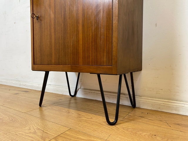 Sehr hübsche und gut erhaltene kleine Mid-Century Kommode in Nussbaum auf neuen Hairpin Metallfüßen I Schrank Schränkchen Nachttisch Nachtkommode Nachtschrank Vintage 60er I