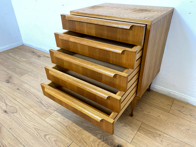 Stilvolle kleine helle Mid-Century Kommode in Esche mit Schubladen & formschönen Holzgriffen I Schubladenkommode Schrank Wäschekommode Ablage Sideboard Retro Vintage 60er I