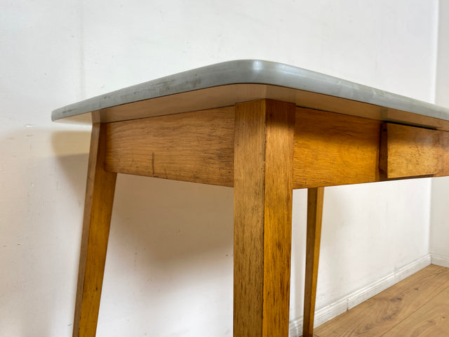 WMK I Minimalistischer und stabiler kleiner Mid-Century Küchentisch mit pflegeleichter Resopal Oberfläche