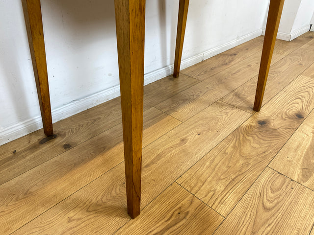 WMK I Minimalistischer und stabiler kleiner Mid-Century Küchentisch mit pflegeleichter Resopal Oberfläche