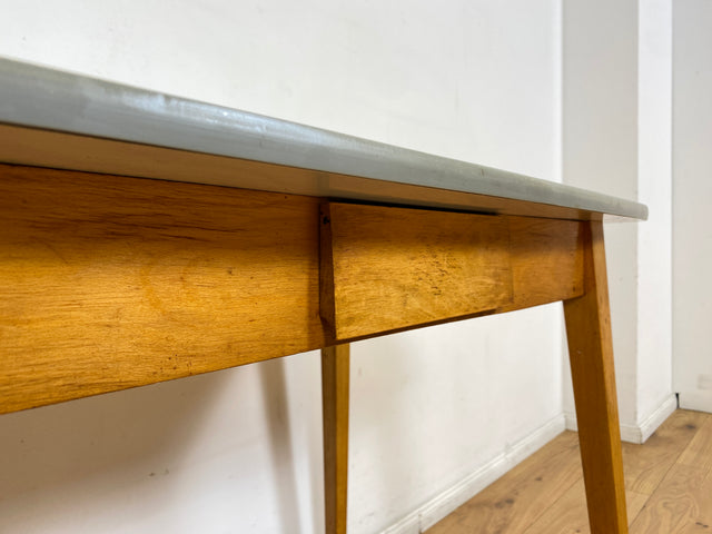 WMK I Minimalistischer und stabiler kleiner Mid-Century Küchentisch mit pflegeleichter Resopal Oberfläche