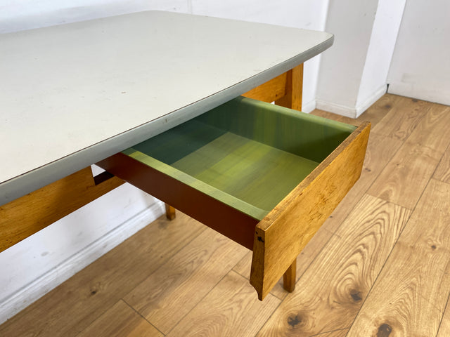 WMK I Minimalistischer und stabiler kleiner Mid-Century Küchentisch mit pflegeleichter Resopal Oberfläche