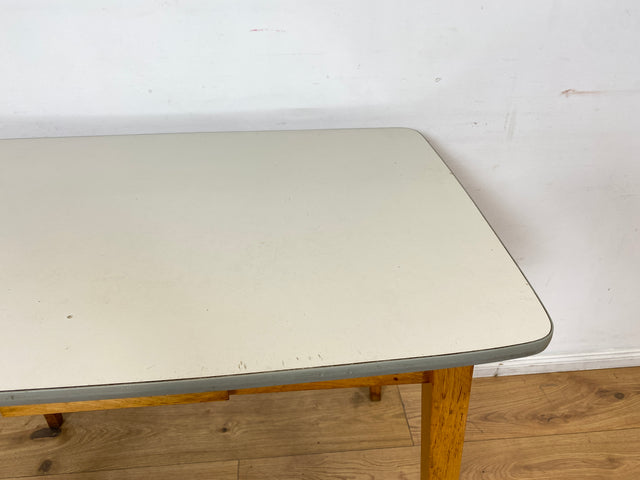 WMK I Minimalistischer und stabiler kleiner Mid-Century Küchentisch mit pflegeleichter Resopal Oberfläche
