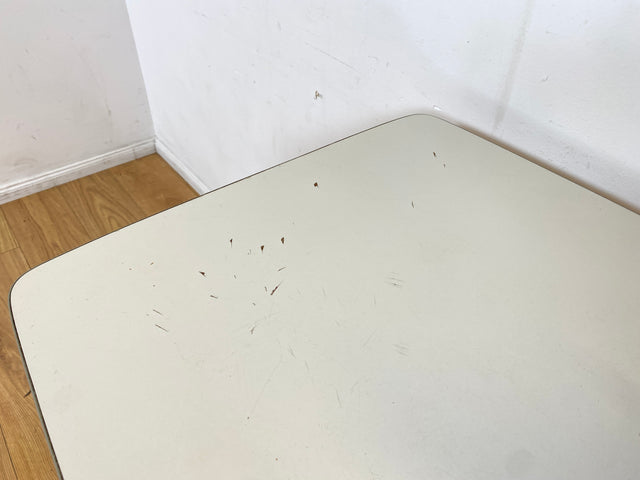 WMK I Minimalistischer und stabiler kleiner Mid-Century Küchentisch mit pflegeleichter Resopal Oberfläche
