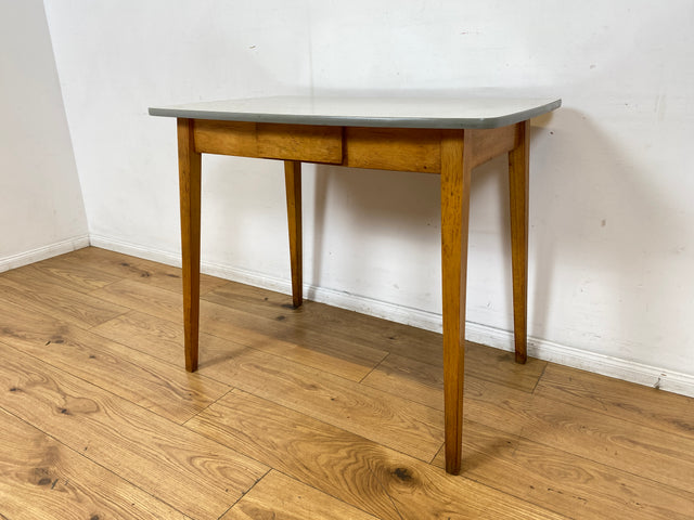 WMK I Minimalistischer und stabiler kleiner Mid-Century Küchentisch mit pflegeleichter Resopal Oberfläche