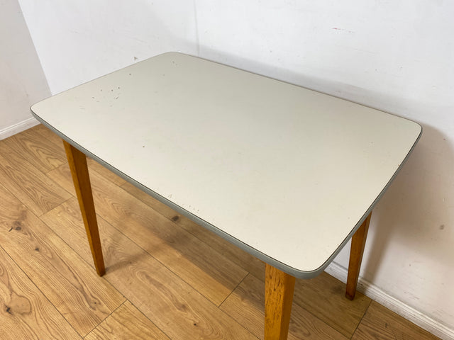 WMK I Minimalistischer und stabiler kleiner Mid-Century Küchentisch mit pflegeleichter Resopal Oberfläche