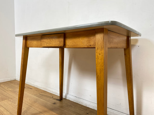 WMK I Minimalistischer und stabiler kleiner Mid-Century Küchentisch mit pflegeleichter Resopal Oberfläche