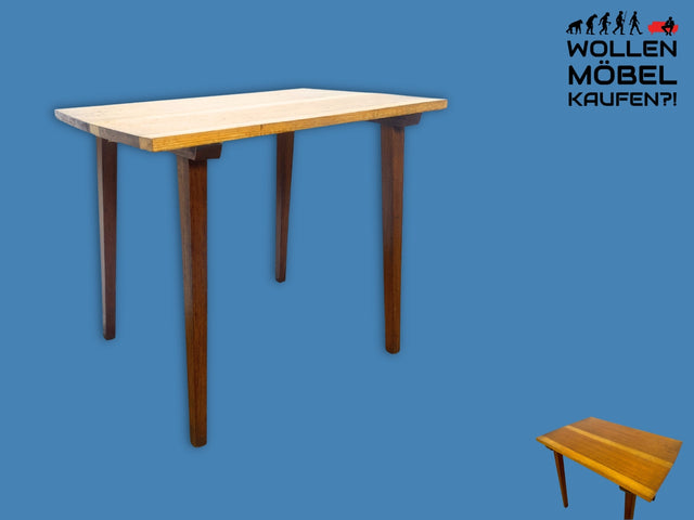 Sehr hübscher kleiner Mid-Century Salontisch mit toller Tischplatte und konischen Tischbeinen.