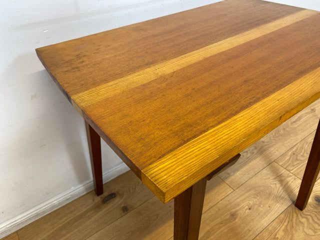 Sehr hübscher kleiner Mid-Century Salontisch mit toller Tischplatte und konischen Tischbeinen.
