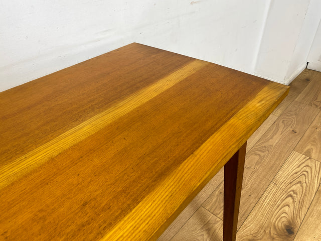Sehr hübscher kleiner Mid-Century Salontisch mit toller Tischplatte und konischen Tischbeinen.