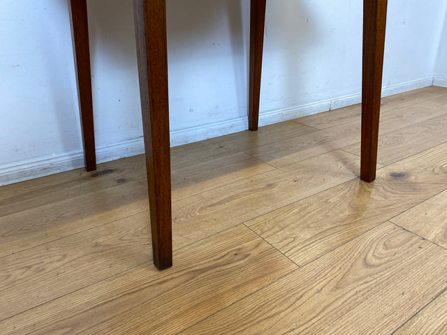 Sehr hübscher kleiner Mid-Century Salontisch mit toller Tischplatte und konischen Tischbeinen.