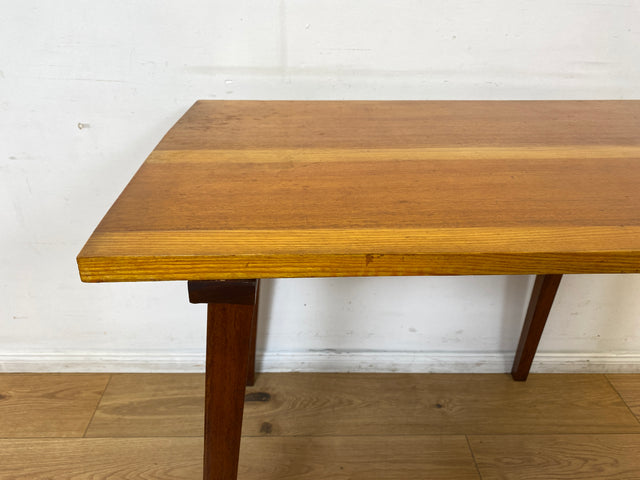 Sehr hübscher kleiner Mid-Century Salontisch mit toller Tischplatte und konischen Tischbeinen.