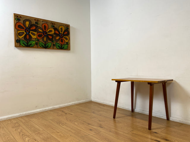 Sehr hübscher kleiner Mid-Century Salontisch mit toller Tischplatte und konischen Tischbeinen.