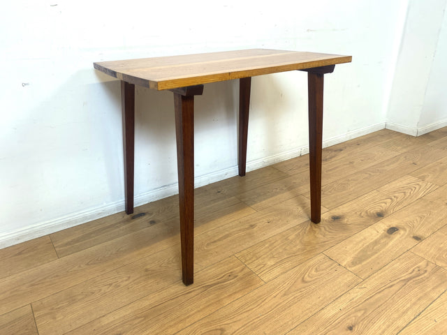 Sehr hübscher kleiner Mid-Century Salontisch mit toller Tischplatte und konischen Tischbeinen.