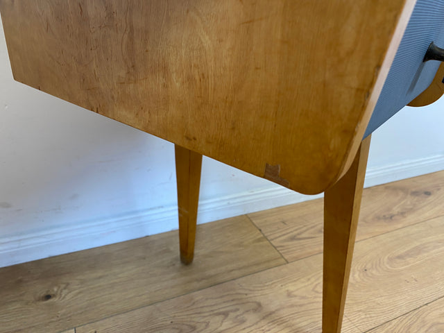 Hübscher kleiner Mid-Century Schminktisch / Schreibtisch mit Schubladen & Messinggriffen I Frisiertisch Schminkkommode Frisierkommode Kinderschreibtisch Vintage 60er DDR I