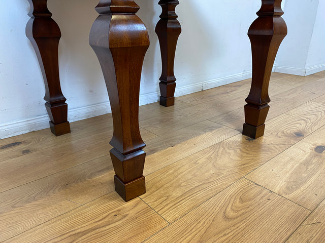 Außergewöhnlicher kleiner Salontisch in spanischem Landhausstil aus vollem Holz mit fein gedrechselten Tischbeinen und Schublade