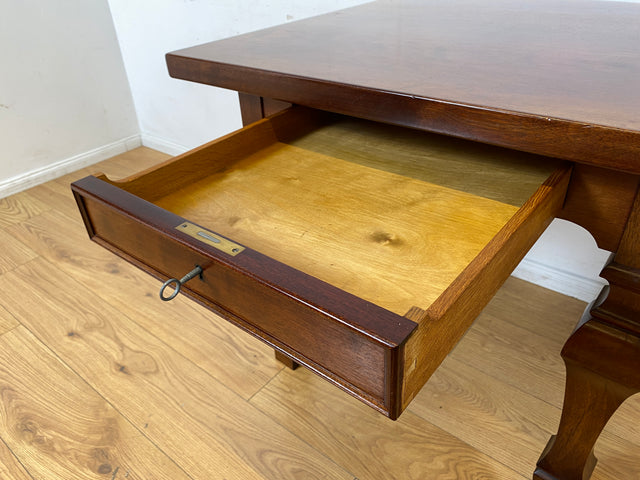 Außergewöhnlicher kleiner Salontisch in spanischem Landhausstil aus vollem Holz mit fein gedrechselten Tischbeinen und Schublade