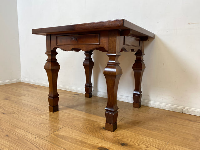 Außergewöhnlicher kleiner Salontisch in spanischem Landhausstil aus vollem Holz mit fein gedrechselten Tischbeinen und Schublade