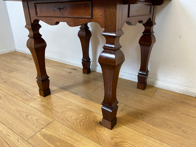 Außergewöhnlicher kleiner Salontisch in spanischem Landhausstil aus vollem Holz mit fein gedrechselten Tischbeinen und Schublade