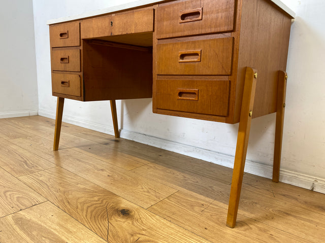 Schöner jedoch etwas abgerockter kleiner freistellender skandinavischer Schreibtisch in Teakholz I Arbeitstisch Writing Desk Bürotisch Danish Design Mid-Century Vintage Teak I