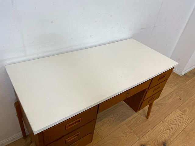 Schöner jedoch etwas abgerockter kleiner freistellender skandinavischer Schreibtisch in Teakholz I Arbeitstisch Writing Desk Bürotisch Danish Design Mid-Century Vintage Teak I