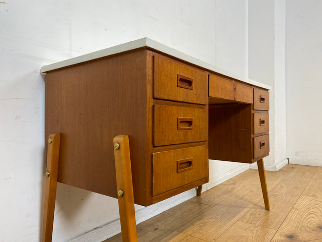Schöner jedoch etwas abgerockter kleiner freistellender skandinavischer Schreibtisch in Teakholz I Arbeitstisch Writing Desk Bürotisch Danish Design Mid-Century Vintage Teak I