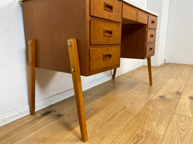 Schöner jedoch etwas abgerockter kleiner freistellender skandinavischer Schreibtisch in Teakholz I Arbeitstisch Writing Desk Bürotisch Danish Design Mid-Century Vintage Teak I
