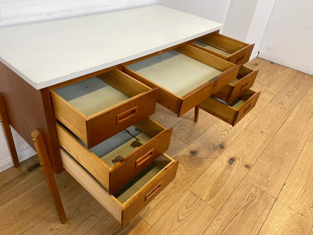 Schöner jedoch etwas abgerockter kleiner freistellender skandinavischer Schreibtisch in Teakholz I Arbeitstisch Writing Desk Bürotisch Danish Design Mid-Century Vintage Teak I