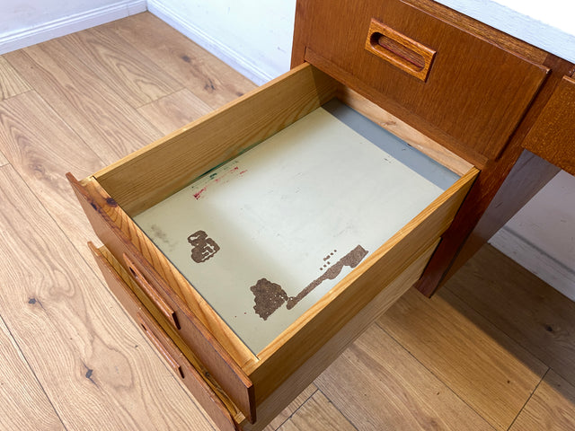 Schöner jedoch etwas abgerockter kleiner freistellender skandinavischer Schreibtisch in Teakholz I Arbeitstisch Writing Desk Bürotisch Danish Design Mid-Century Vintage Teak I