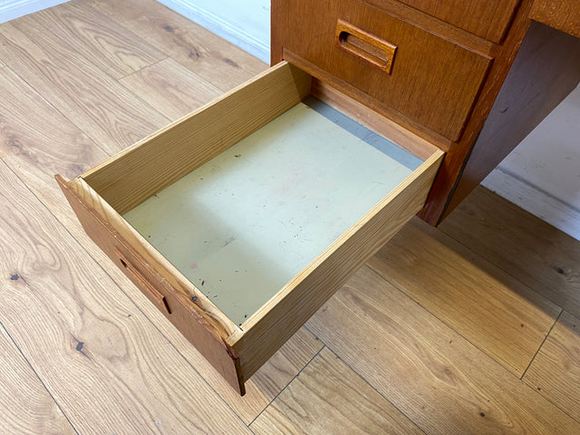 Schöner jedoch etwas abgerockter kleiner freistellender skandinavischer Schreibtisch in Teakholz I Arbeitstisch Writing Desk Bürotisch Danish Design Mid-Century Vintage Teak I