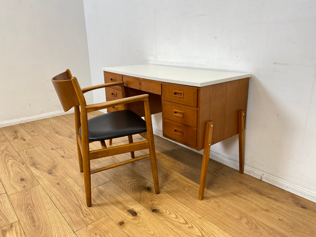 Schöner jedoch etwas abgerockter kleiner freistellender skandinavischer Schreibtisch in Teakholz I Arbeitstisch Writing Desk Bürotisch Danish Design Mid-Century Vintage Teak I