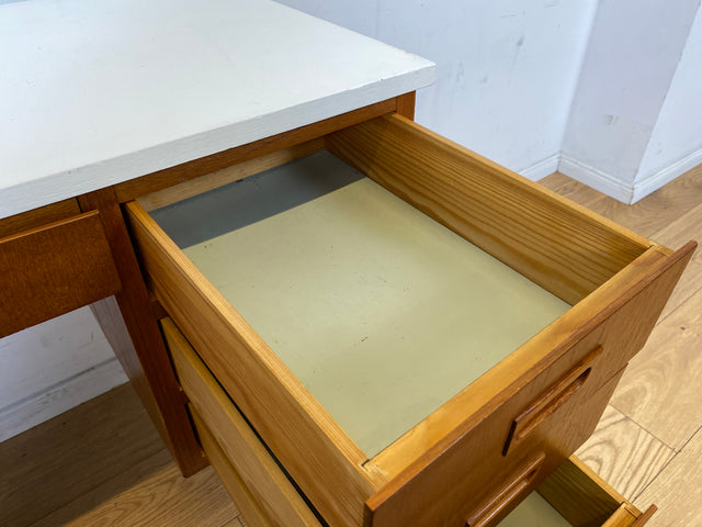 Schöner jedoch etwas abgerockter kleiner freistellender skandinavischer Schreibtisch in Teakholz I Arbeitstisch Writing Desk Bürotisch Danish Design Mid-Century Vintage Teak I