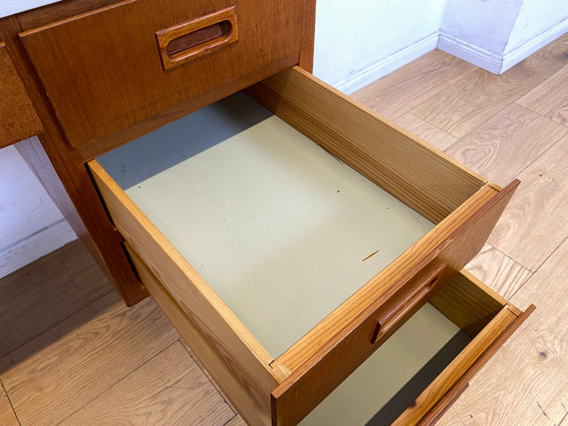 Schöner jedoch etwas abgerockter kleiner freistellender skandinavischer Schreibtisch in Teakholz I Arbeitstisch Writing Desk Bürotisch Danish Design Mid-Century Vintage Teak I