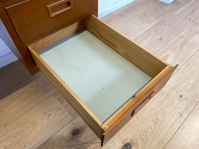 Schöner jedoch etwas abgerockter kleiner freistellender skandinavischer Schreibtisch in Teakholz I Arbeitstisch Writing Desk Bürotisch Danish Design Mid-Century Vintage Teak I