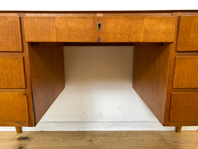 Schöner jedoch etwas abgerockter kleiner freistellender skandinavischer Schreibtisch in Teakholz I Arbeitstisch Writing Desk Bürotisch Danish Design Mid-Century Vintage Teak I