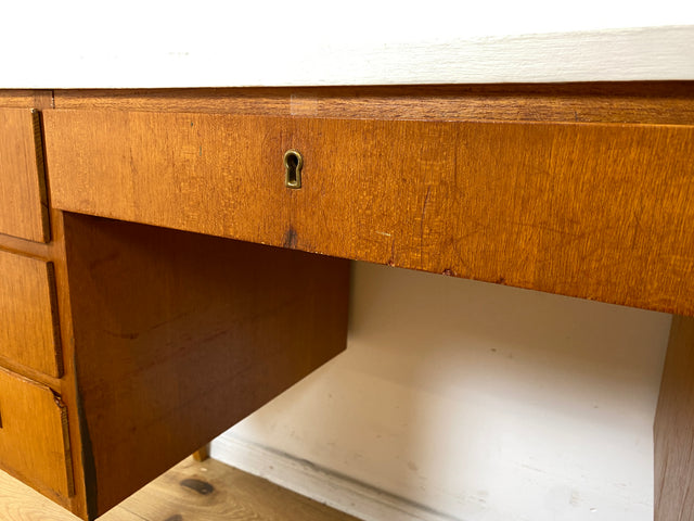 Schöner jedoch etwas abgerockter kleiner freistellender skandinavischer Schreibtisch in Teakholz I Arbeitstisch Writing Desk Bürotisch Danish Design Mid-Century Vintage Teak I